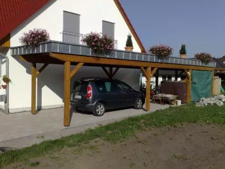 Carport mit einem Auto vor einem Reihenhaus