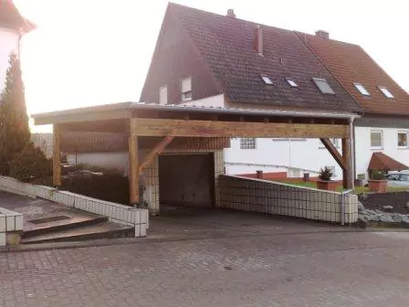 Carport neben 2 Reihenhäusern in einem Wohngebiet