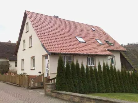 Haus nach der Neueindeckung des Dachs mit roten Ziegeln und Einbau von neuen Dachfenstern