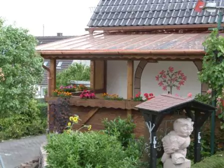Frontansicht einer fertig gestellte Terrassenüberdachung aus Holz