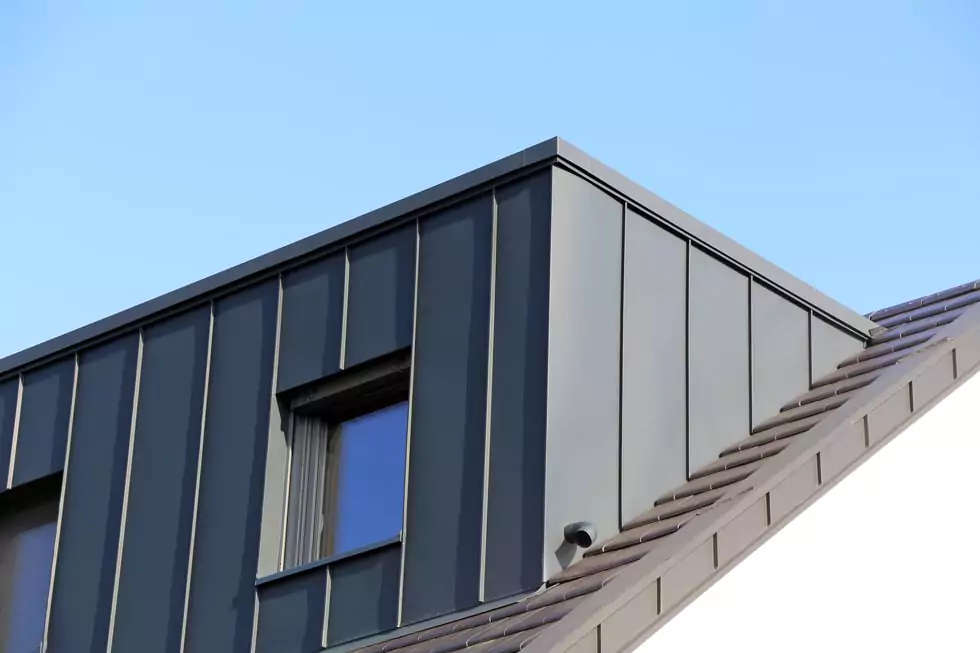 Dachgaube mit Fenstern Neu eingedecktes Dach mit großer Dachgaube mit Metallverkleidung