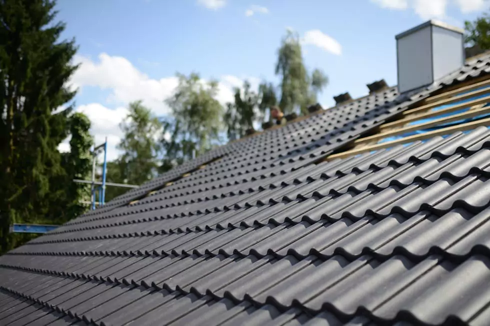 Hausdach mit dunkelgrauen Dachziegeln Nahaufnahme Hausdach mit dunkelgrauen Dachziegeln während der Neueindeckung des Daches